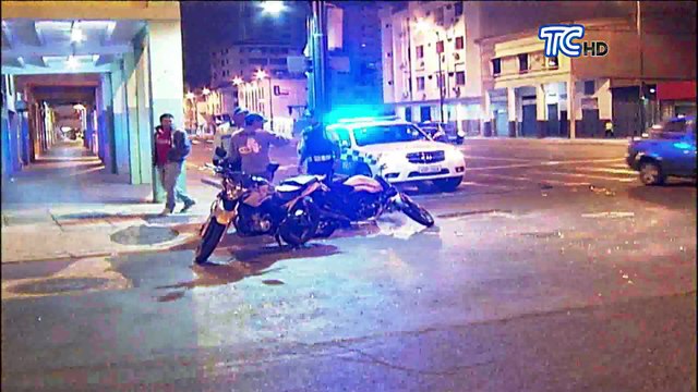 Una moto chocó violentamente contra un automóvil en el centro de Guayaquil
