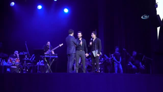 Ünlü Şarkıcı Mustafa Ceceli Moskova'da Konser Verdi