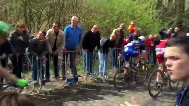 Grosse chute collective impliquant une moto lors d'une course cycliste