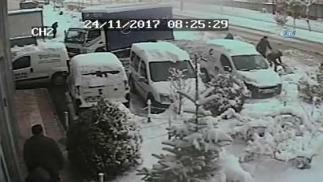 Kar Küreme Aracının Savurduğu Karların Altında Kalan Kadın Kamerada