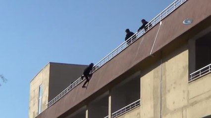 Genç Adam, Kendisini İntihardan Vazgeçiren Kıza Sarılıp Uzun Süre Ağladı