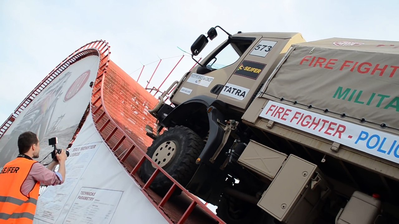 Démonstration incroyable d'un camion Tatra 4x4 sur une rampe