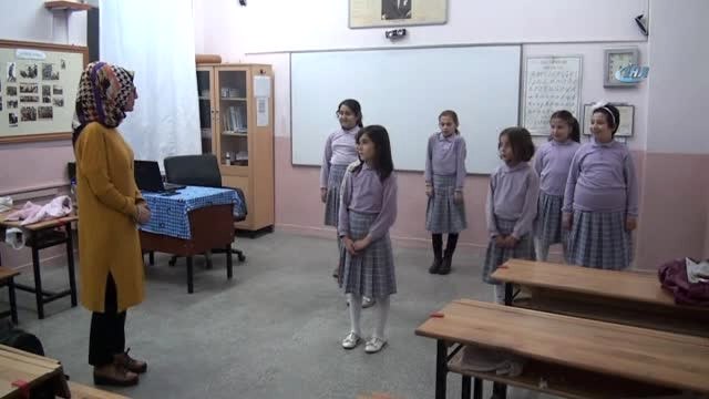 Öğrenciler, 'Benim Adım Öğretmen' Şarkısını İşaret Diliyle Seslendirdi