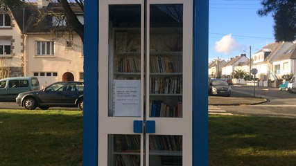 Une bibliothèque dans une cabine téléphonique