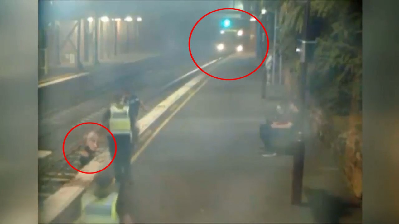 Une femme ivre tombe sur les rails quand un train arrive.