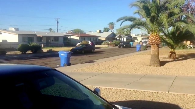 Il ramène tous ses potes qui ont des grosses voitures devant chez sa voisine qui se plaint du bruit