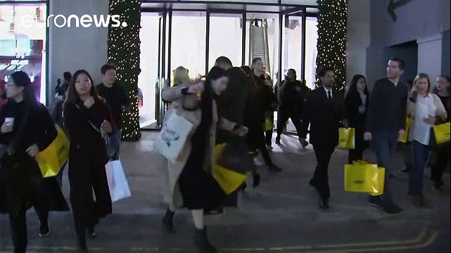 Полиция эвакуирует людей с улицы Oxford Street в центре Лондона, есть сообщения о стрельбе