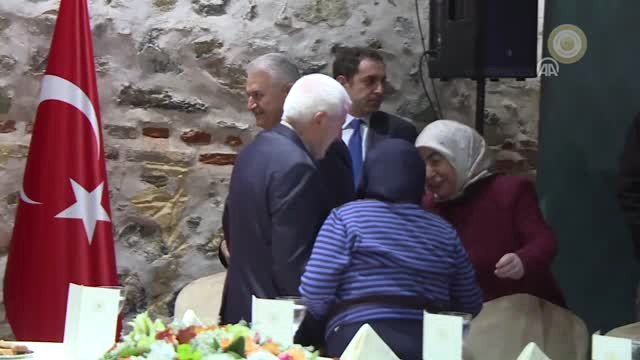 Başbakan Yıldırım, Dolmabahçe Ofisinde Öğretmenlerle Bir Araya Geldi