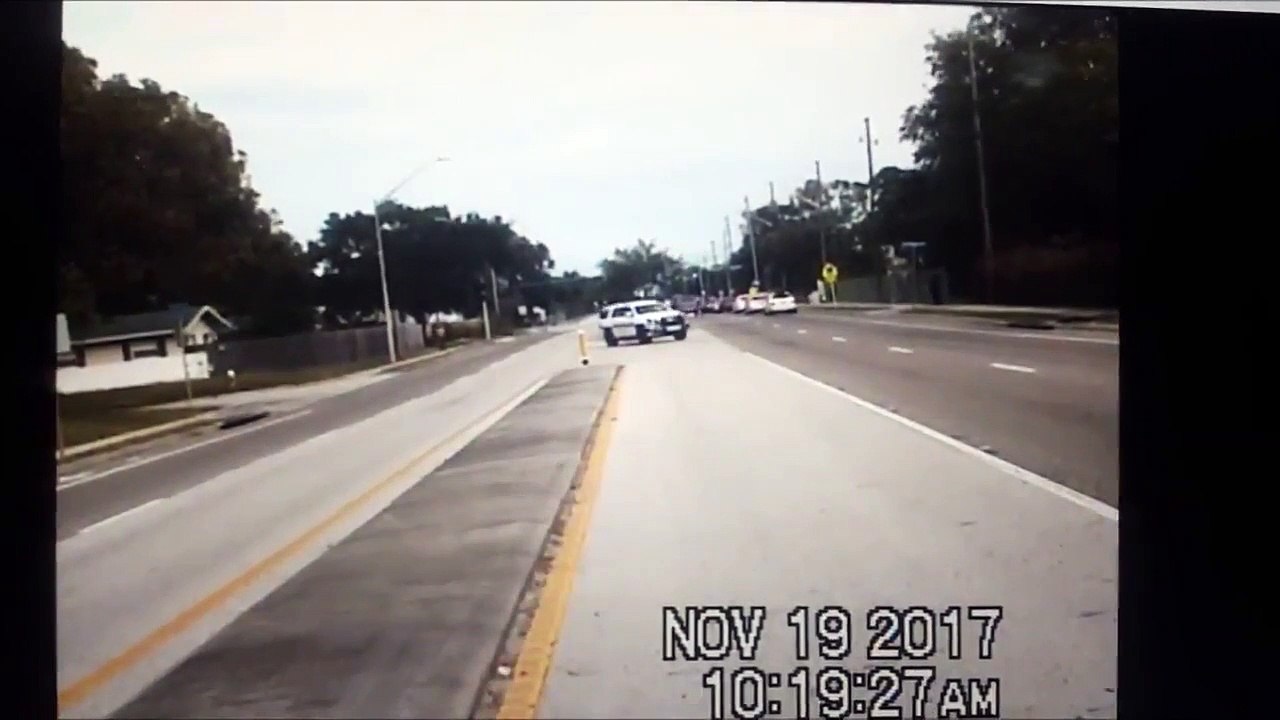 Il tente d’atterrir sur une route