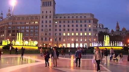 Barcelona ilumina de amarillo sus fuentes por la liberación de los 'Jordis'