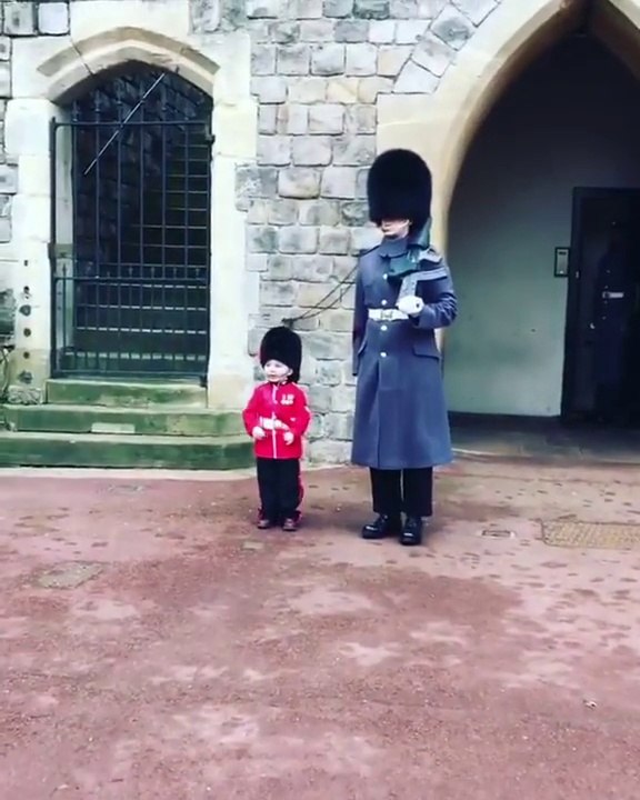 Quand un garde royal réalise le rêve d'un enfant déguisé en mini garde de la reine... Magnifique