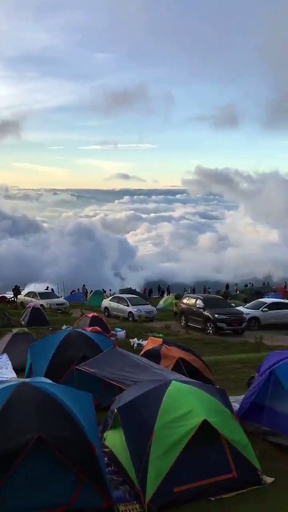 Une vue à couper le souffle au dessus des nuages, ces campeurs ont une chance incroyable