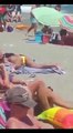 Cette femme surprise en train de se toucher sur une plage bondée sans se soucier des autres vacanciers autour d’elle !