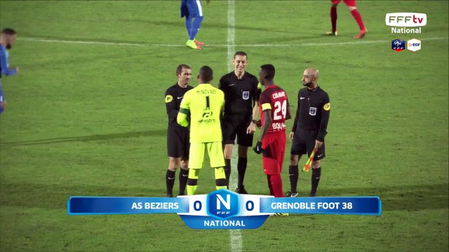 Superbe frappe qui s'écrase sur le poteau!