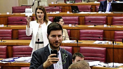 Pernar smartphoneom snima 'cirkus' u Sabornici!