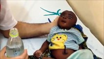 Afrika'da Türk doktorların hizmet verdiği çadır hastanesinde, susuzluktan ölmek üzere olan bir bebeğin suya kavuştuğu o