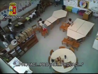 Video herunterladen: Italie: La police diffuse les images glaçantes d'institutrices maltraitant des enfants de trois à cinq ans pendant les c