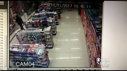 Un policier en civil tue deux voleurs alors qu'il tient son fils dans ses bras