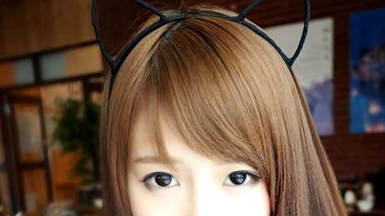 Đánh giá người đẹp từ phía sau và đôi mắt nhấn mí