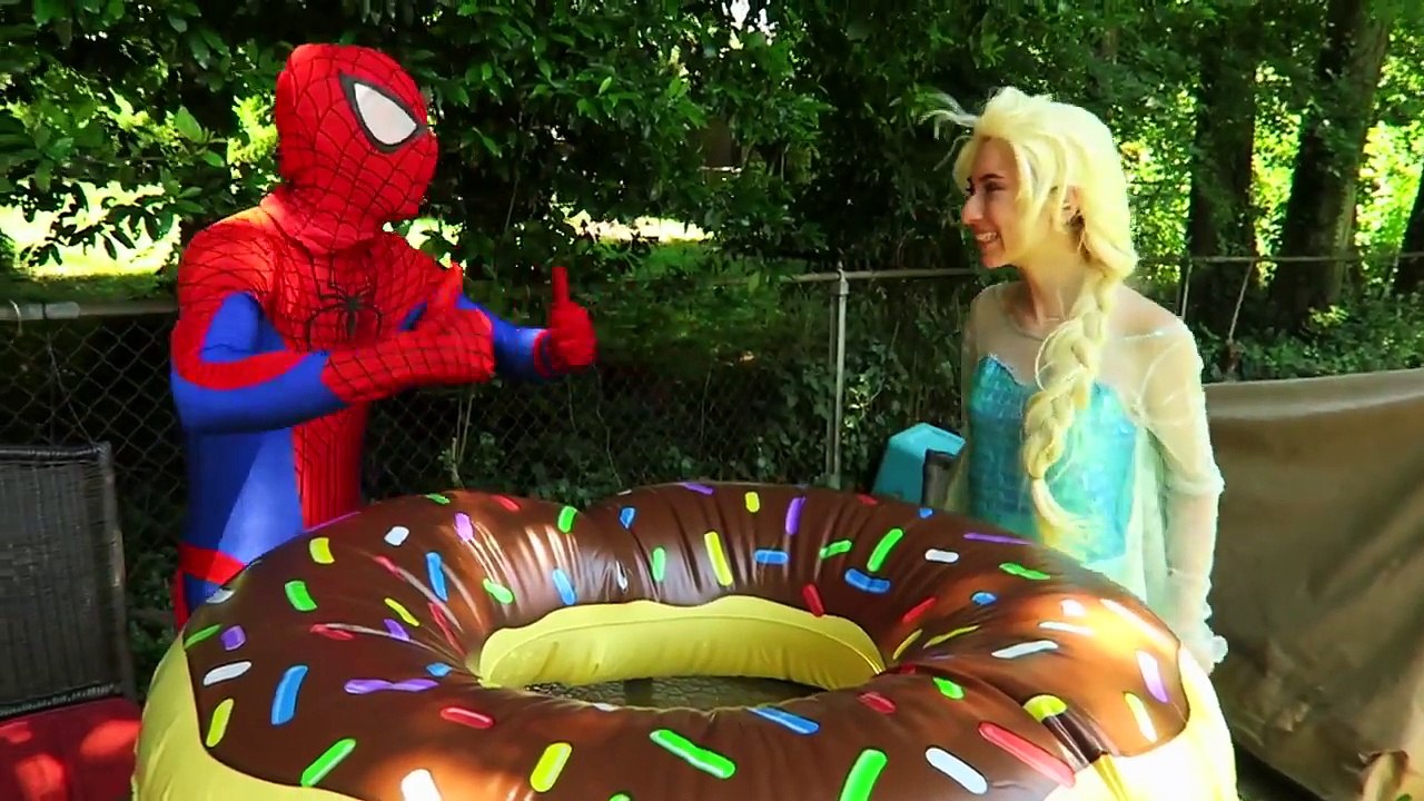 الرجل العنكبوت يفقد عينيه! ث / إلسا المجمدة، الرجل الحديدي، مهرج، سبيديرجيرل الوردي، آنا