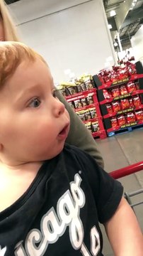 Quand ton bébé fait ses courses de Noël pour la première fois... réaction hilarante