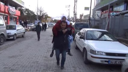 Vefalı Evlat 17 Yıldır Annesini Sırtında Taşıyor