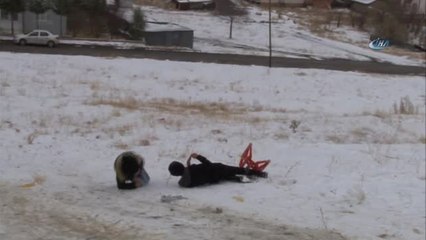 Çocuklar "Yumurtatepe Kayak Tesisleri" Adını Verdikleri Parkurda Gönüllerince Eğleniyor