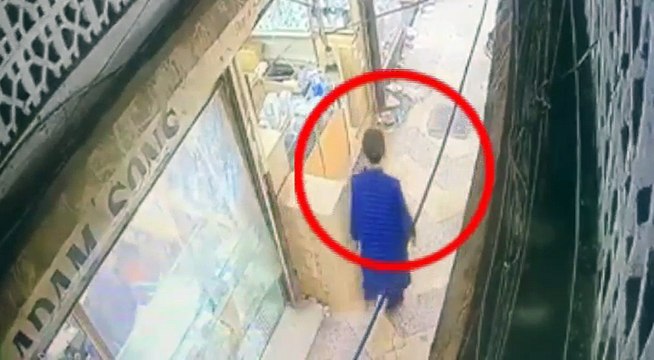 ویڈیو میں دیکھیں کتنی آسانی سے ان صاحب نے کراچی حسن سنٹر سے ڈی۔وی۔آر اور سی۔سی۔ٹی۔وی کیمرے کا کارٹن چوری کیا۔