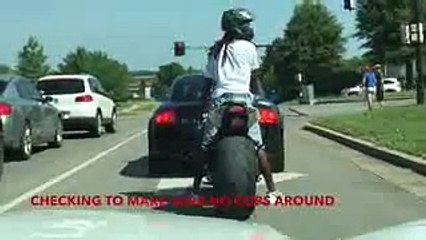 Burnout in front of cops ! crazy guy on gsxr 100