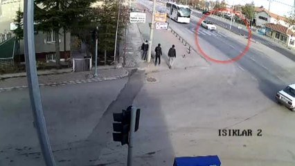 Sürücü Araçtan 20 Metre Fırladı