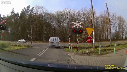 Un train percute de plein fouet une camionnette imprudente