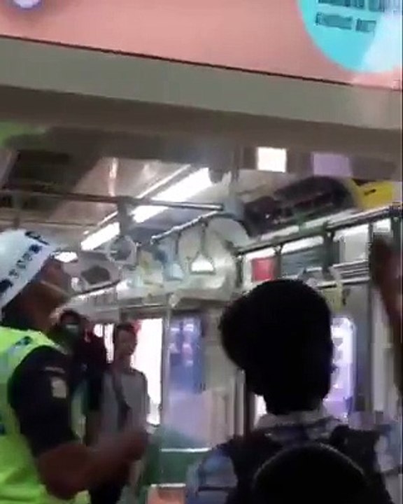 انڈونیشیا کی ایک ٹرین میں سانپ نکل آیا تو لڑکے نے اپنے ہاتھ سے سانپ کیساتھ کیا کیا ویڈیو میں دیکھیں۔