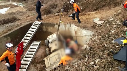 인천 배수로서 소형 중장비 전복...1명 사망 / YTN