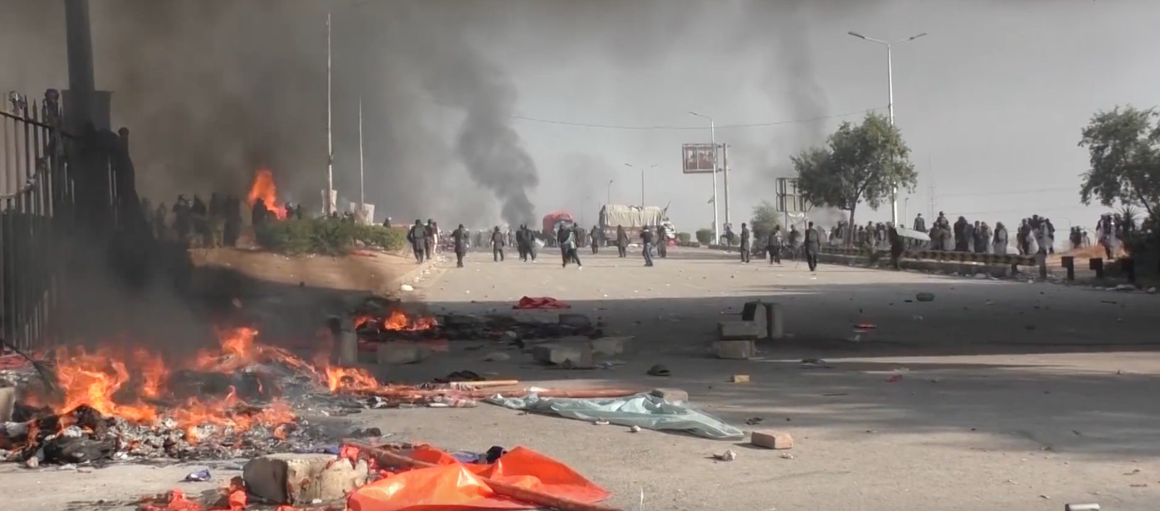 Clashes Break Out on Islamabad Highway As Police Move to Clear Islamist Sit-in