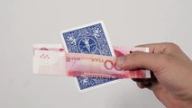 撲克牌插進鈔票，鈔票完好無損（The card was inserted into the note and the bill was intact）