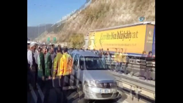 TEM'de feci kaza...8 araç birbirine girdi, 10 kilometrelik araç kuyruğu oluştu