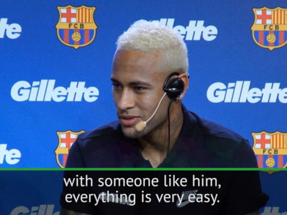 Messi draws plaudits after signing new Barcelona contract