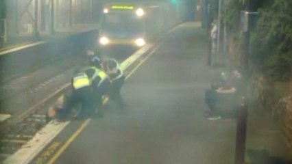 Une femme ivre manque d'être percutée par un train