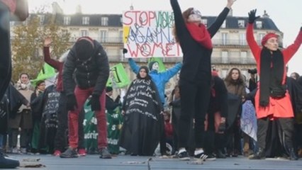 Un millar de personas piden en París más esfuerzos contra violencia machista