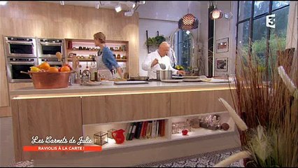 Julie Andrieu: "N'achetez pas de parmesan déjà rappé ! Les industriels mettent la croûte et ça sent les pieds !"