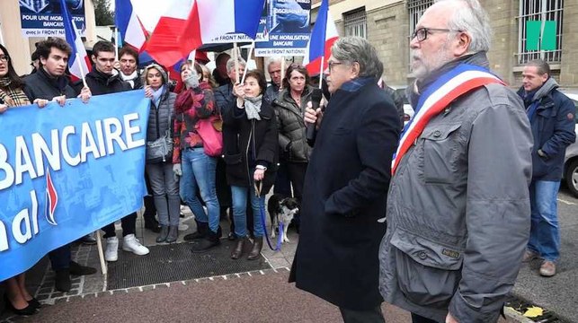 Le Front national manifeste devant une agence de la Société générale après la fermeture de ses comptes