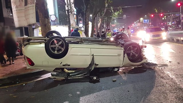 안개 때문에 도로 연석 받고 차량 전복 / YTN