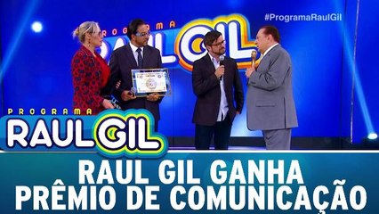 Raul Gil ganha prêmio por méritos de comunicação