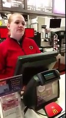 Samohrana majka je uslužila bogatu staricu u McDonaldsu, a kad joj je platila… Nije prestajala plakati!