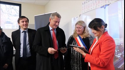 Drôme : quand le préfet galère à écrire des lettres au tableau de la nouvelle école
