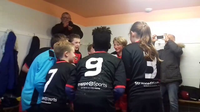 DANS LES VESTIAIRES DES U13 A APRES LA VICTOIRE FACE A L'ASTD