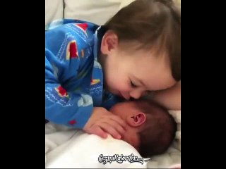 Kardeşini Sevmelere Doyamayan Ufaklık