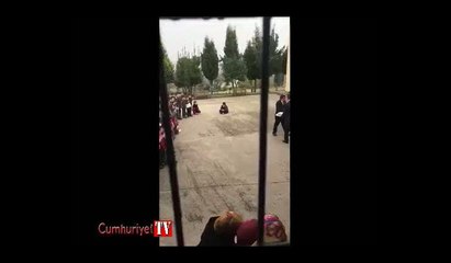 Öğrenciyi ceza olsun diye beton zemine oturttular