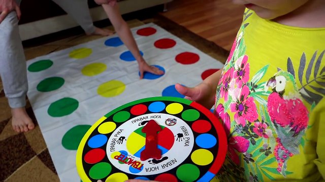 Играем в Твистер Челлендж и маленький человек паук дома Twister сhallenge with children Spiderman-51uNTmVxHYg