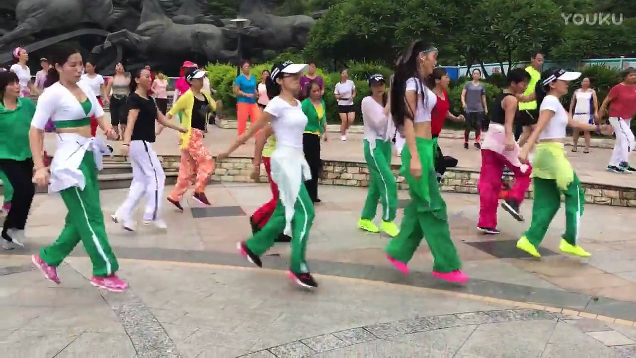 深圳广场舞 长发绿裤女 跳得挺好